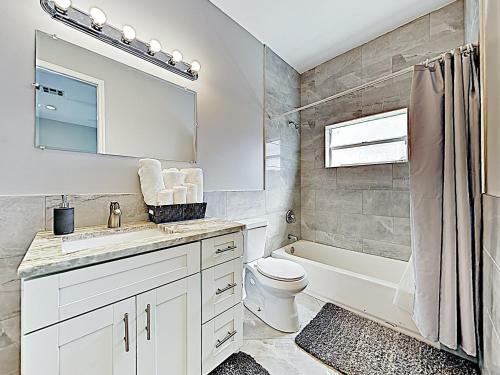 New Listing! Sumptuous Retreat Near Beach With Pool Home