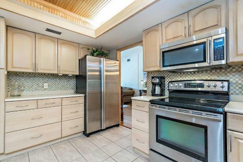 Sunny Waterfront Home By West Palm With Hot Tub