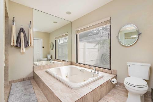 Sunny Waterfront Home By West Palm With Hot Tub