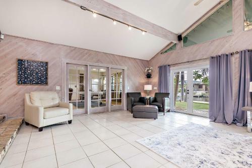 Sunny Waterfront Home By West Palm With Hot Tub