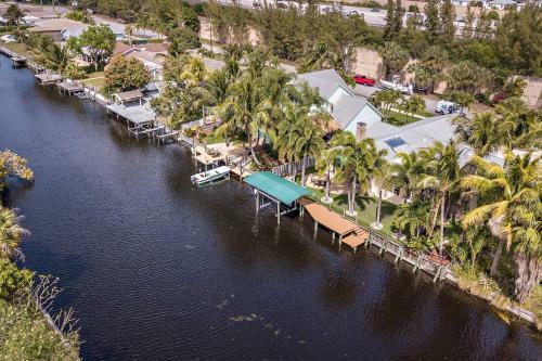 Sunny Waterfront Home By West Palm With Hot Tub