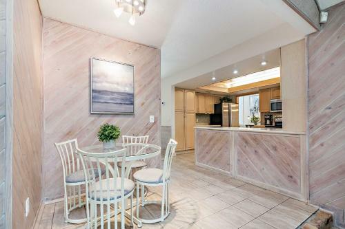 Sunny Waterfront Home By West Palm With Hot Tub