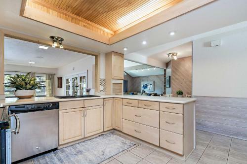Sunny Waterfront Home By West Palm With Hot Tub