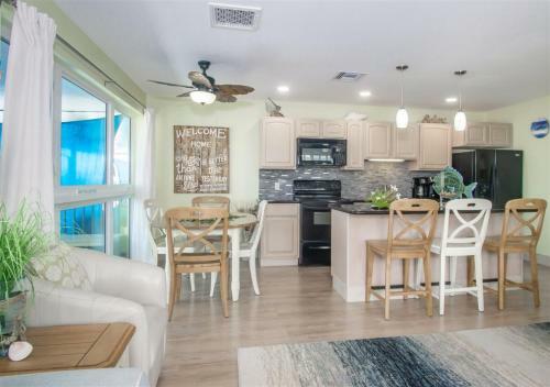 Reel Paradise 2bed 2bath Half Duplex With Brand New Private Pool, Deck & Dockage