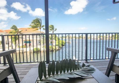 Reel Paradise 2bed 2bath Half Duplex With Brand New Private Pool, Deck & Dockage