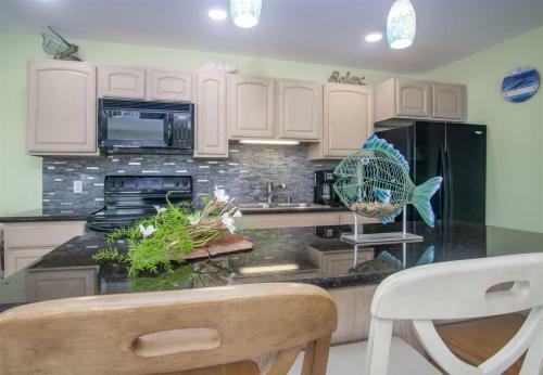 Reel Paradise 2bed 2bath Half Duplex With Brand New Private Pool, Deck & Dockage