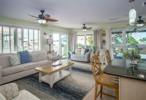 Reel Paradise 2bed 2bath Half Duplex With Brand New Private Pool, Deck & Dockage