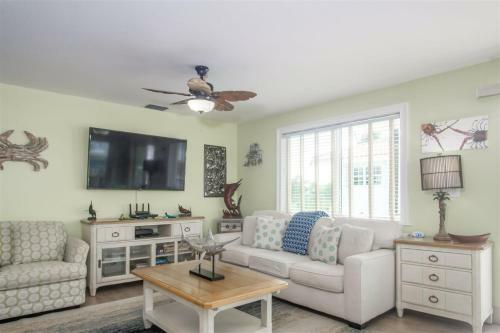 Reel Paradise 2bed 2bath Half Duplex With Brand New Private Pool, Deck & Dockage
