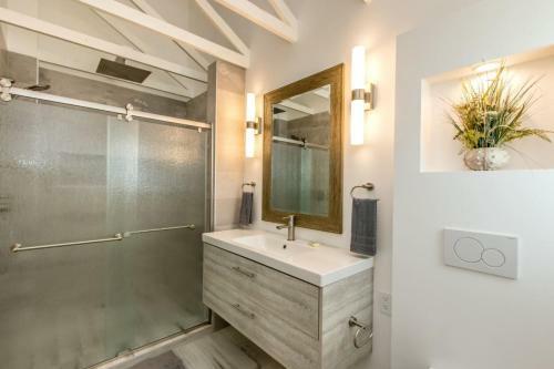 Reel Paradise 2bed 2bath Half Duplex With Brand New Private Pool, Deck & Dockage