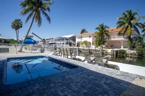 Reel Paradise 2bed 2bath Half Duplex With Brand New Private Pool, Deck & Dockage