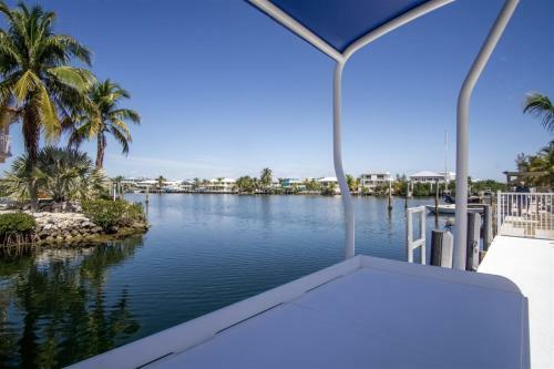 Reel Paradise 2bed 2bath Half Duplex With Brand New Private Pool, Deck & Dockage