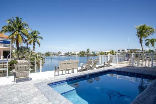 Reel Paradise 2bed 2bath Half Duplex With Brand New Private Pool, Deck & Dockage
