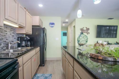 Reel Paradise 2bed 2bath Half Duplex With Brand New Private Pool, Deck & Dockage