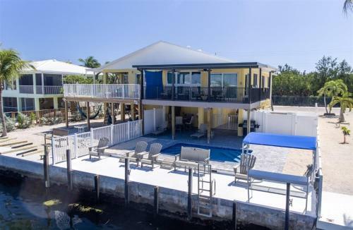 Reel Paradise 2bed 2bath Half Duplex With Brand New Private Pool, Deck & Dockage