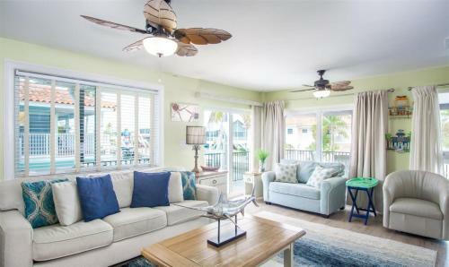 Reel Paradise 2bed 2bath Half Duplex With Brand New Private Pool, Deck & Dockage