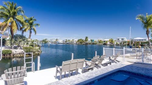 Reel Paradise 2bed 2bath Half Duplex With Brand New Private Pool, Deck & Dockage