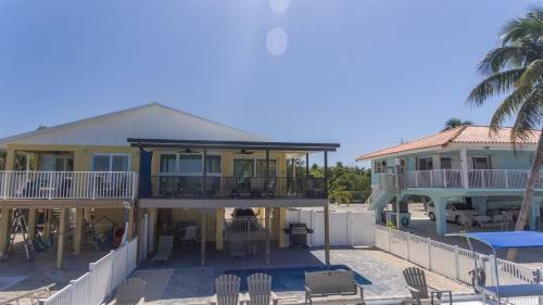 Reel Paradise 2bed 2bath Half Duplex With Brand New Private Pool, Deck & Dockage