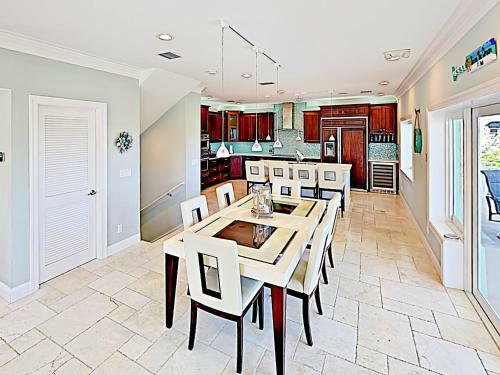 Modern Coco Plum Estate With Pool, Hot Tub & Dock! Home