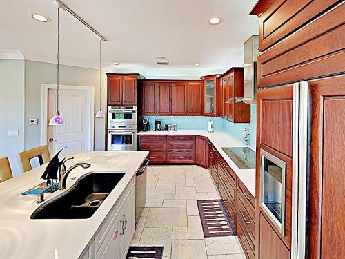 Modern Coco Plum Estate With Pool, Hot Tub & Dock! Home