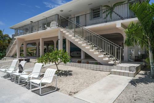 Serenity Found 3bed/2bath Duplex With Dockage & Cabana Club