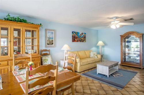 Serenity Found 3bed/2bath Duplex With Dockage & Cabana Club