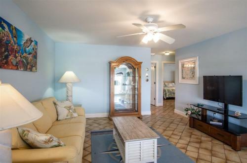 Serenity Found 3bed/2bath Duplex With Dockage & Cabana Club