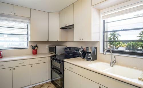 Serenity Found 3bed/2bath Duplex With Dockage & Cabana Club