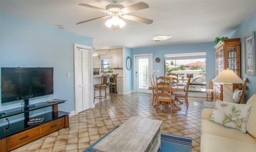 Serenity Found 3bed/2bath Duplex With Dockage & Cabana Club