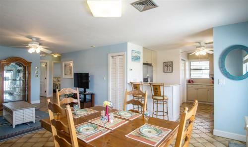 Serenity Found 3bed/2bath Duplex With Dockage & Cabana Club