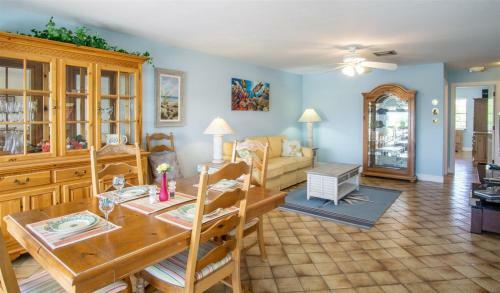 Serenity Found 3bed/2bath Duplex With Dockage & Cabana Club