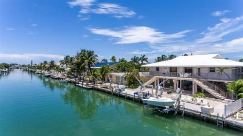 Serenity Found 3bed/2bath Duplex With Dockage & Cabana Club