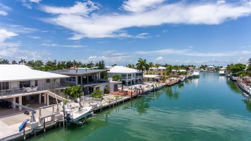 Serenity Found 3bed/2bath Duplex With Dockage & Cabana Club