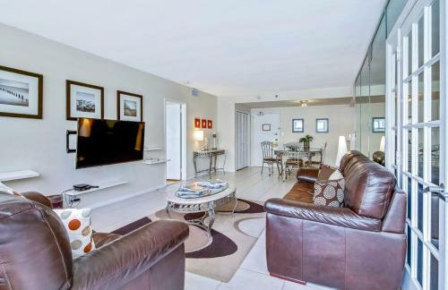 Waterfront Condo On Beach With Pool, Tiki Bar & Restaurant On-site