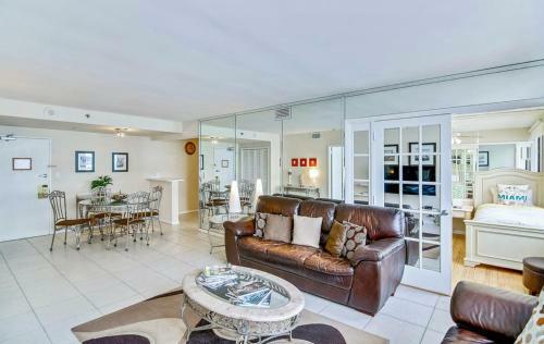 Waterfront Condo On Beach With Pool, Tiki Bar & Restaurant On-site