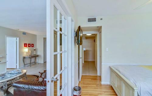Waterfront Condo On Beach With Pool, Tiki Bar & Restaurant On-site