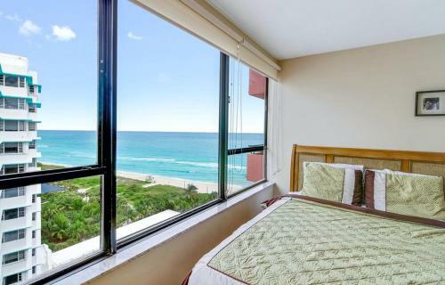 Waterfront Condo On Beach With Pool, Tiki Bar & Restaurant On-site