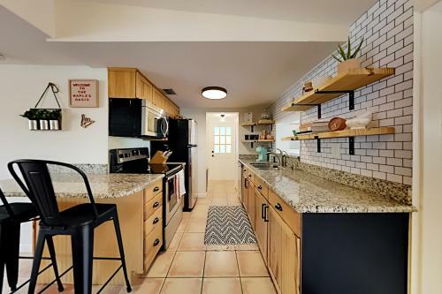 Tropical Oasis - Private Hot Tub & New Kitchen Home