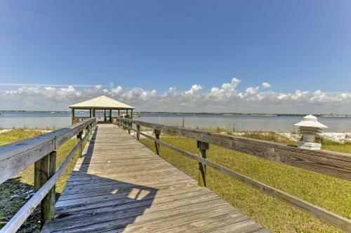 Snowbirds Navarre Oasis With Pool 1 Block To Beach