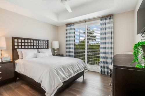 Naples Square Paradise