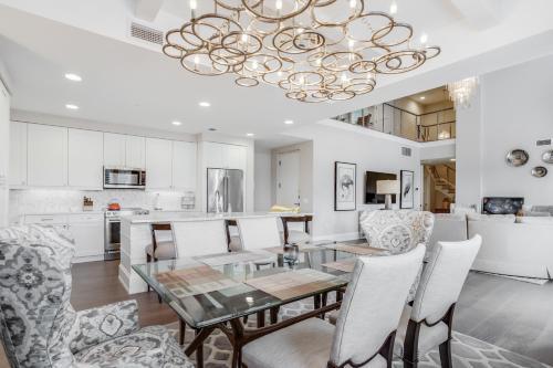 Naples Square Paradise