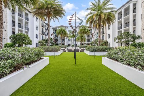 Naples Square Paradise