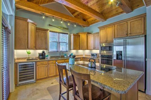 Quaint Family Retreat With Bbq, Steps To Beach!