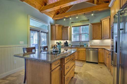 Quaint Family Retreat With Bbq, Steps To Beach!