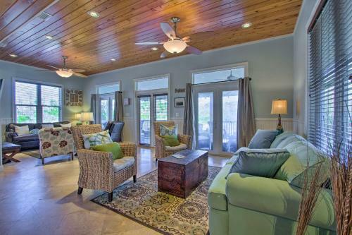 Quaint Family Retreat With Bbq, Steps To Beach!