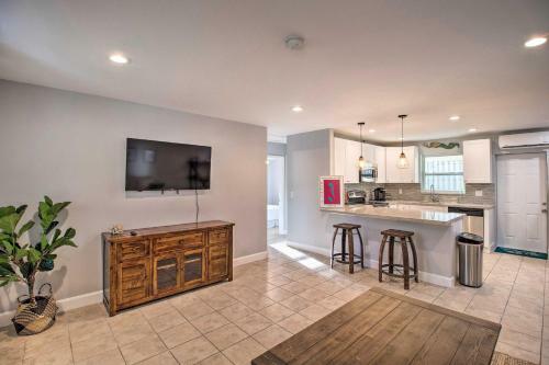 Coastal Townhome With Patio, About 2 Mi To Beach!