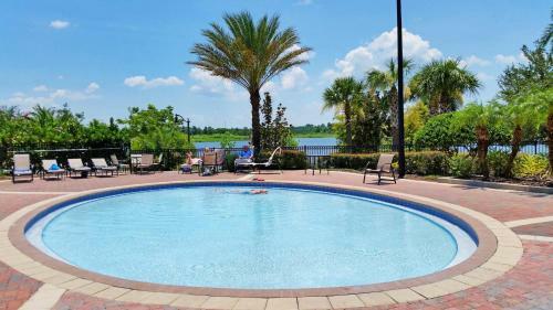 Lakefront Oasis
