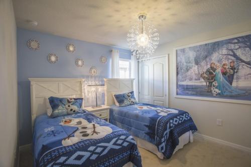 Eight-bedroom Villa 8882