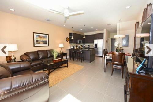 Modern 3 Bedroom 3 Bath Town Home Near Disney
