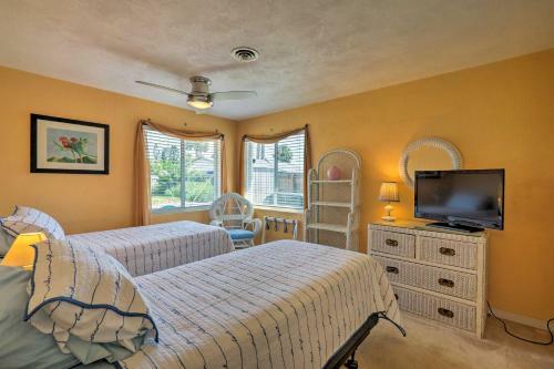 Home With Furnished Lanai - 1 Block To Ormond Beach!