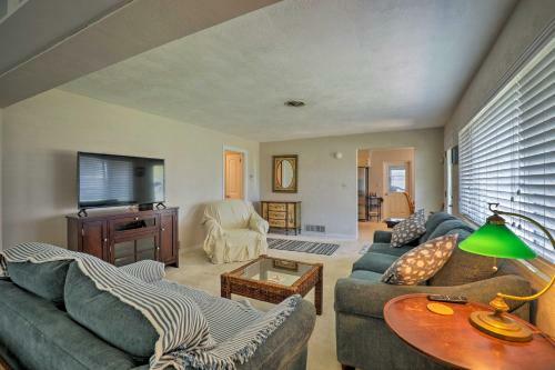 Home With Furnished Lanai - 1 Block To Ormond Beach!